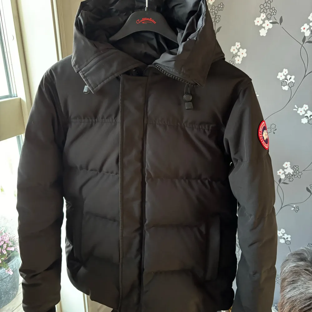 Canada goose macmillan parka i storlek M, kvitto tags medföljer. Jackor.