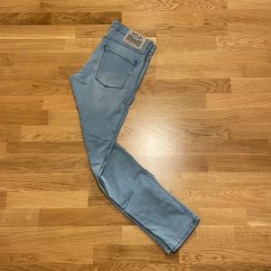 Blåa jeans från Replay - Säljer ett par ljusblå jeans från Replay i bra skick. Perfekta för både vardag och fest! Passar bra till en avslappnad look eller med en snygg skjorta för en mer uppklädd stil. Skriv om ni har prisförslag eller vad som helst!