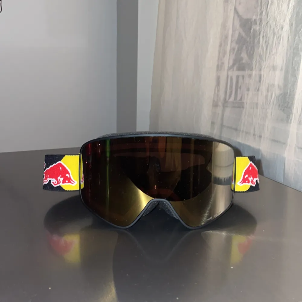 Säljer ett par Red Bull skidglasögon i helt nytt skick. (aldrig använda) . Accessoarer.