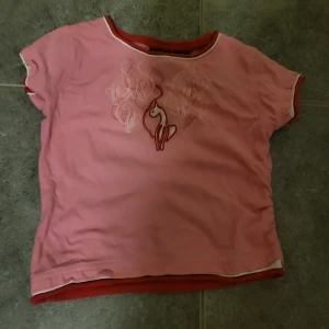baby phat top - prislapp på, inte använt. skicka prisförslag väldigt små storlek.