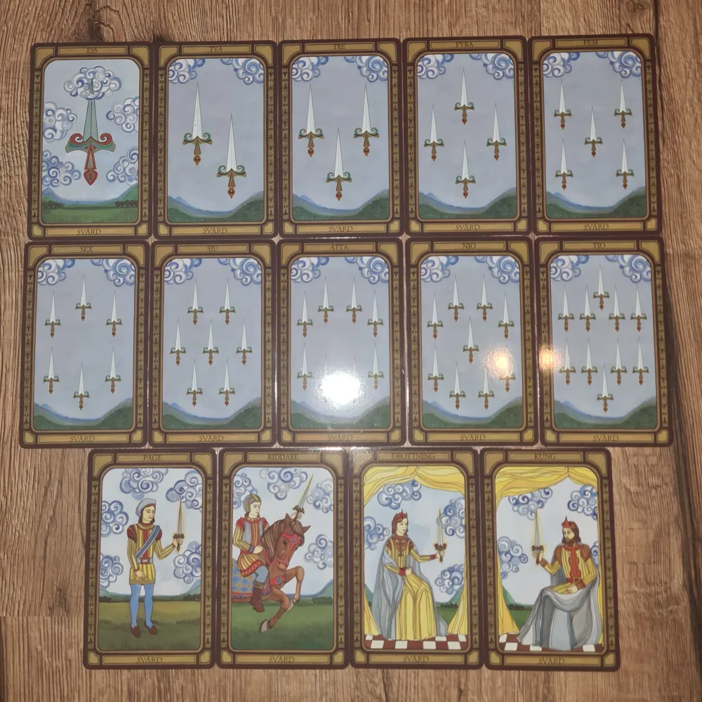 Säljer en bok om tarotolkning tillsammans med en tarotlek. Perfekt för både nybörjare och erfarna tarotläsare. Kortleken har vackra illustrationer och kommer i en elegant förpackning. En fantastisk möjlighet att fördjupa sig i tarotens värld och hitta svaren du söker. (Finns även mer kort men får ej bifoga mer bilder så kontakta privat om det känns viktigt!🫶) Alla kort är i mycket bra skick utöver en knug som blivit lite misshandlad men fortfarande brukbar😭. Övrigt.