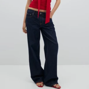 snygga lågmidjade jeans - säljer dessa jättefina baggy wide jeans från ginatricot som är lågmidjade. slutsålda!!!kan tänka byta mig mot en storlek 38!!