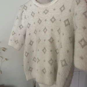 Vit trekvartärmad stickad tröja - Supermysig vit tröja med ett jätte fint diamantmönster. Den är fluffig och perfekt för kyliga dagar. 🫶🏻Säljer pga av den inte kommer till användning💕