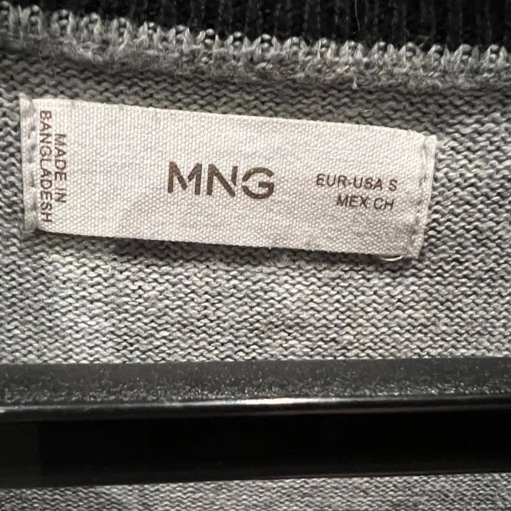 Säljer en stilren grå tröja från MNG i storlek S. Den har en praktisk dragkedja vid halsen och är perfekt för både vardag och lite finare tillfällen. Tröjan är i bra skick och passar perfekt till jeans eller chinos. Perfekt för höst och vår! Obs! En liten fläck se bild 5. . Neuletakit & Villapaidat.