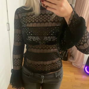 Tröja - Supeeer snygg tröja. Använt 1 gång. Säljer pågrund av att den är för liten. Den är så gott som ny😍ordinarie pris 400kr