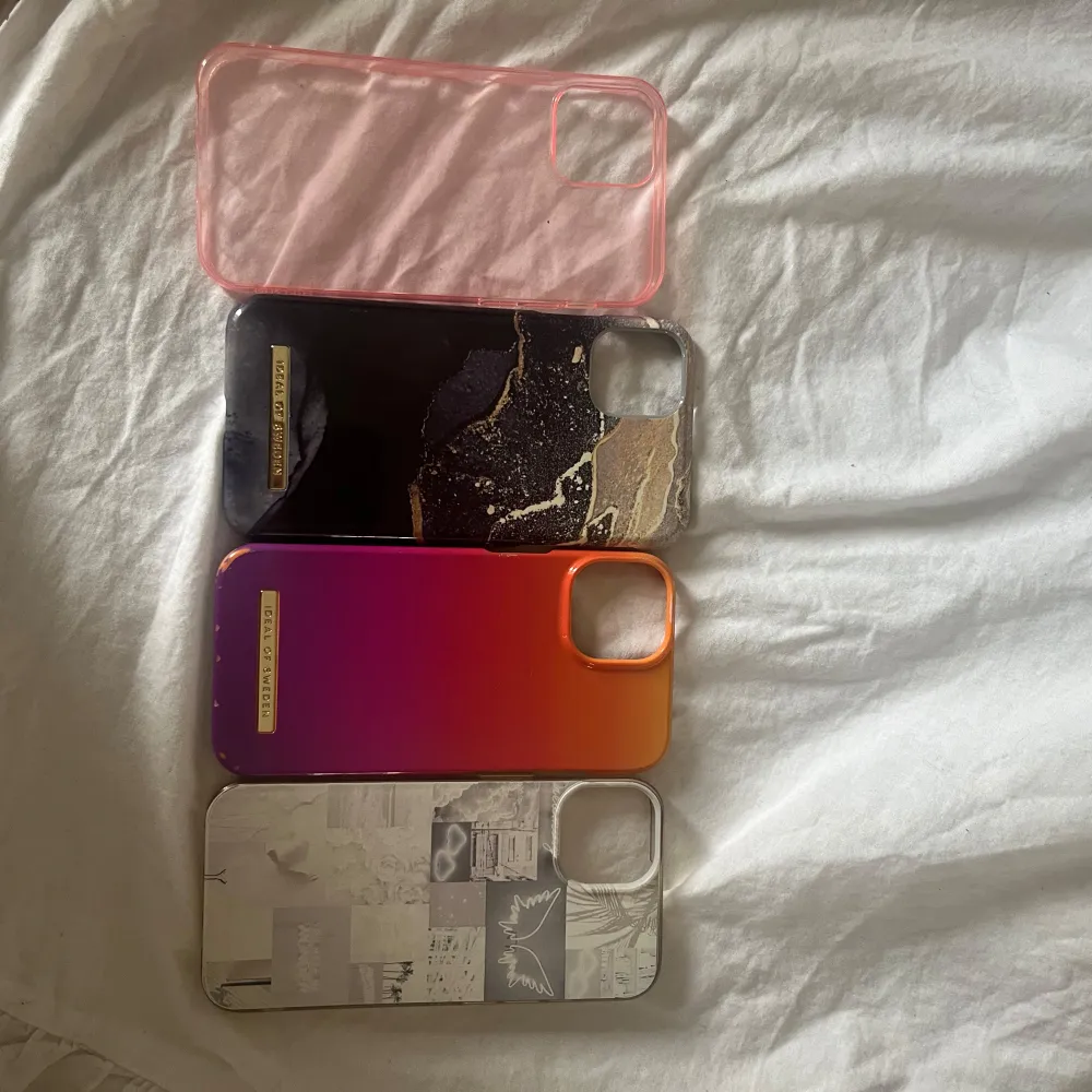 Säljer fyra snygga mobilskal till iPhone. Ett är genomskinligt rosa, ett har ett coolt mönster i svart och guld, ett är färgglatt med en gradient från lila till orange, och det sista har ett collage av svartvita bilder. Perfekt för att matcha din stil! Säljer alla tillsammans! Dom är till 14 utom det i svart och guld som är till 11 det går och köpa för sig.🤗. Övrigt.