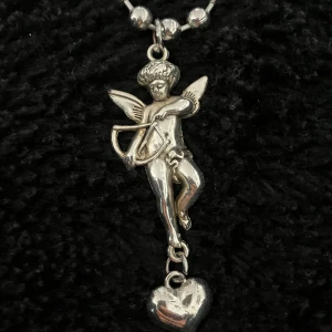 Silverfärgat halsband med ängel och hjärta - Silverfärgat halsband med en ängel