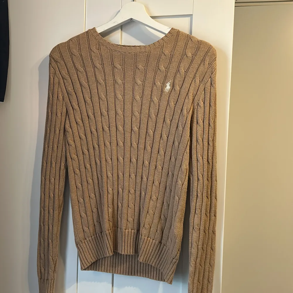 Beige stickad tröja från Polo Ralph Lauren. Aldrig använd så är som ny, nypris 2 700 kr , skriv för mer info🫶🏻. Tröjor & Koftor.