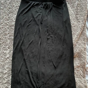 Kjol - Fin kjol från Pieces i storlek small som är helt oanvänd. Kjolen slutar just under knäna🩷