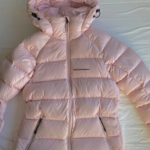 Peak performance jacka  - Storlek XS men skulle nog säga att S och M funkar det med. Väldigt bra skick förutom lite missfärgningar här och där (ifrån smink), skriv gärna vid frågor eller för fler bilder 💓 