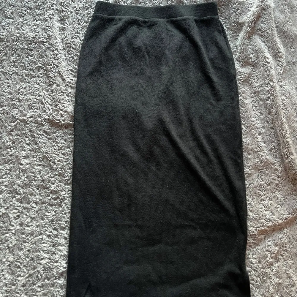 Fin kjol från Vero Moda i storlek medium. Kjolen är helt oanvänd och slutar precis under knäna🩷. Hameet.