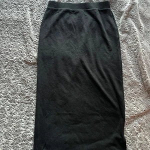 Kjol Vero Moda  - Fin kjol från Vero Moda i storlek medium. Kjolen är helt oanvänd och slutar precis under knäna🩷