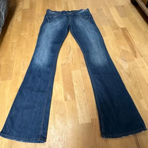 Lågmidjade långa  jeans - Säljer ett par lågmidjade jeans från Calvin Klein💙 Jeansen är i väldigt bra skick och har inga större skavanker. På bilden ser de ganska skrik blå ut, de är lite mörkare irl. Midjemåttet är 42cm och innerbenslängden är 86cm så de passar om man är lite längre också! Det är bara att höra av sig vid frågor✨