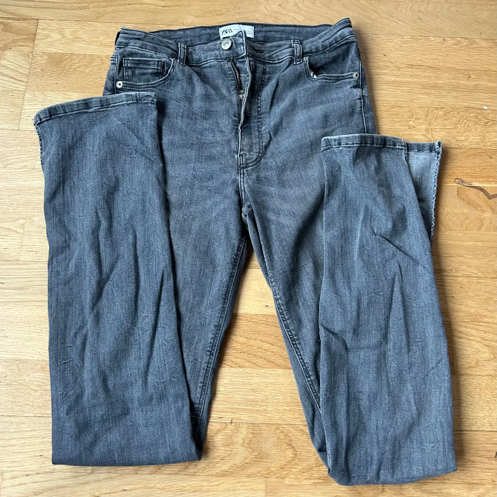 Säljer ett par grå jeans från Zara i storlek 42. De är i bra skick, tight passform som framhäver figuren. De passar mig bra som är strl S men de är väldigt stretchiga! Använt skick med lite maskor. 🩶 90% bomull. Jeans & Byxor.