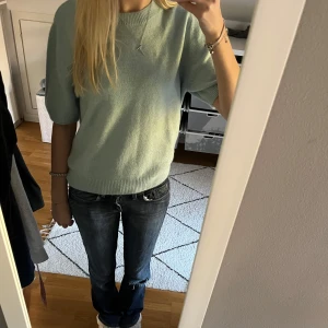 Ljusblå stickad tröja från H&M - Mysig ljusblå stickad t-shirt från H&M i storlek M. Använd fåtal gånger  