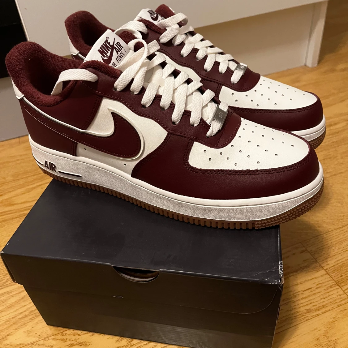 Nike Air Force 1 i vinrött och vitt - 90
