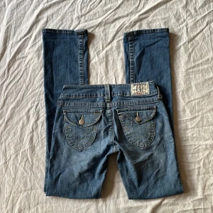 Lågmidjade raka true religion jeans  - Bra skick! Jag är 180 och brukar ha 38/m. Modellen heter straight, storlek 27💗 mått: midjemått rakt över 37-40 (stretch) grenhöjd 18 benöppning 19 lår 24 Innerbenslängd 82cm