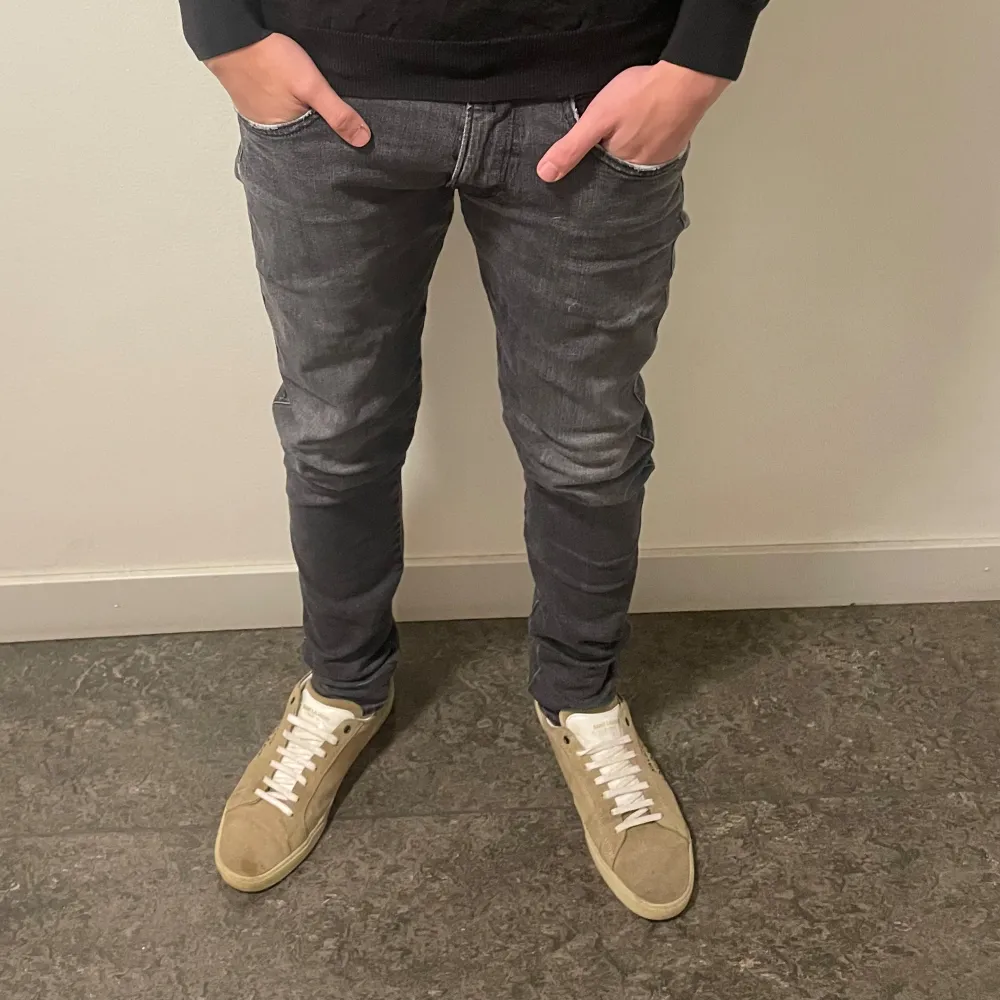 Tja säljer dessa gråa replay anbass jeans. Storleken på plagget är 32/34 men sitter mer som 31/32. Modellen på bilden är 187 cm och väger 72kg. Skicket är bra🙌. . Jeans & Byxor.