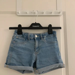 Blå jeansshorts  - Säljer ett par snygga blå jeansshorts i storlek 146🤩 Shortsen har en justerbar midja med knapp och är i mycket bra skick! 
