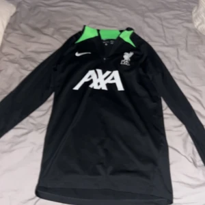Liverpool tröja - Hej! Säljer en fet liverpool tröja som passar perfekt för träning på vintern och är även snygg att ha på sig när man bara ska var ute och chilla. Priset är inte hugget i sten så tveka inte på att kontakta!