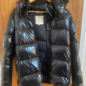 Svart maya Moncler  - Säljer min moncler jacka. Jag Har haft den i 1och halv år.den är hur varm som helst. 