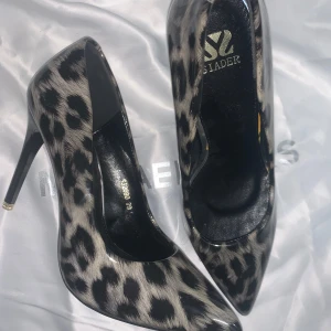 Klackar med mörk leopard design - Helt oanvända. Mycket trendig färgmodell.🐆 ✨Enastående hållbart material!✨