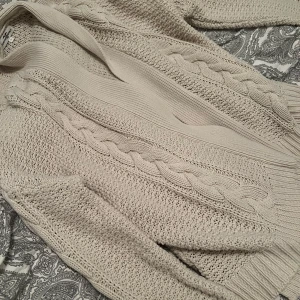 Beige stickad kofta från Hampton Republic - Mysig beige stickad kofta från Hampton Republic i storlek L. Den har ett snyggt flätmönster och är perfekt för kyliga dagar. Koftan är i mycket bra skick och passar både till vardags och lite finare tillfällen. Perfekt för höst och vinter!