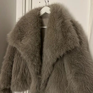 Pälsjacka - Säljer denna otroligt fina och varma pälsjacka som jag köpte i Spanien förra året. Den är i fint skick men har ett litet hål i fickan som ej syns (skriv för bilder). Säljer då den ej kommer till användning längre!