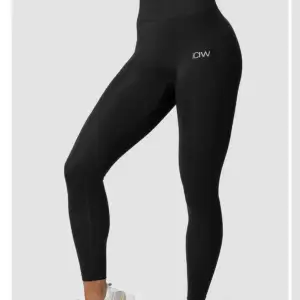 Säljer ett par svarta leggings från ICANIWILL i mycket bra skick. en tight passform, perfekt för träning. Materialet är stretchigt och bekvämt. Helt nya och endast testade! Kan tänka mig diskutera priset för snabbt köp.