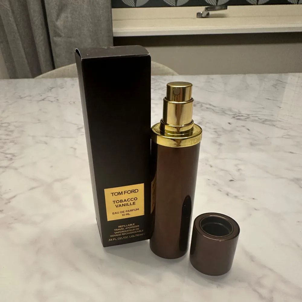 Säljer en elegant Tom Ford Tobacco Vanille Eau de Parfum. Flaskan är brun med magnetisk lock. Perfekt för den som älskar en varm och kryddig doft med inslag av tobak och vanilj. Flaskan är 10 ml och kommer i originalförpackning. Original pris 880kr, kvitto finns! Har bara använts 1 gång, 2 sprej! Den är full! Pris kan möjligtvis diskuteras . Parfym.