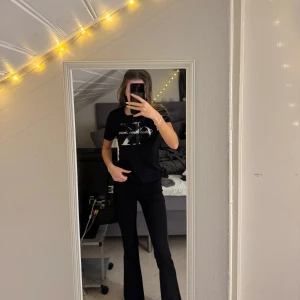 Svart t-shirt från Calvin Klein Jeans - Säljer en svart t-shirt från Calvin Klein Jeans i bra skick. Storlek S. Pris 80:-          Trycket är svart vit.    Den har en stor logga på framsidan och är gjord i mjuk bomull. Perfekt för en avslappnad stil och passar till det mesta. Skön och enkel att bära till vardags.