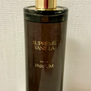 Supreme Vanilla Eau de Parfum by Zara 80 ml - En söt, sockrig, ”woody”, djup, krämig och mörk vaniljparfym från Zara. 80 ml, knappt använd vilket syns på bilderna. Givetvis förvarad mörkt och svalt. 