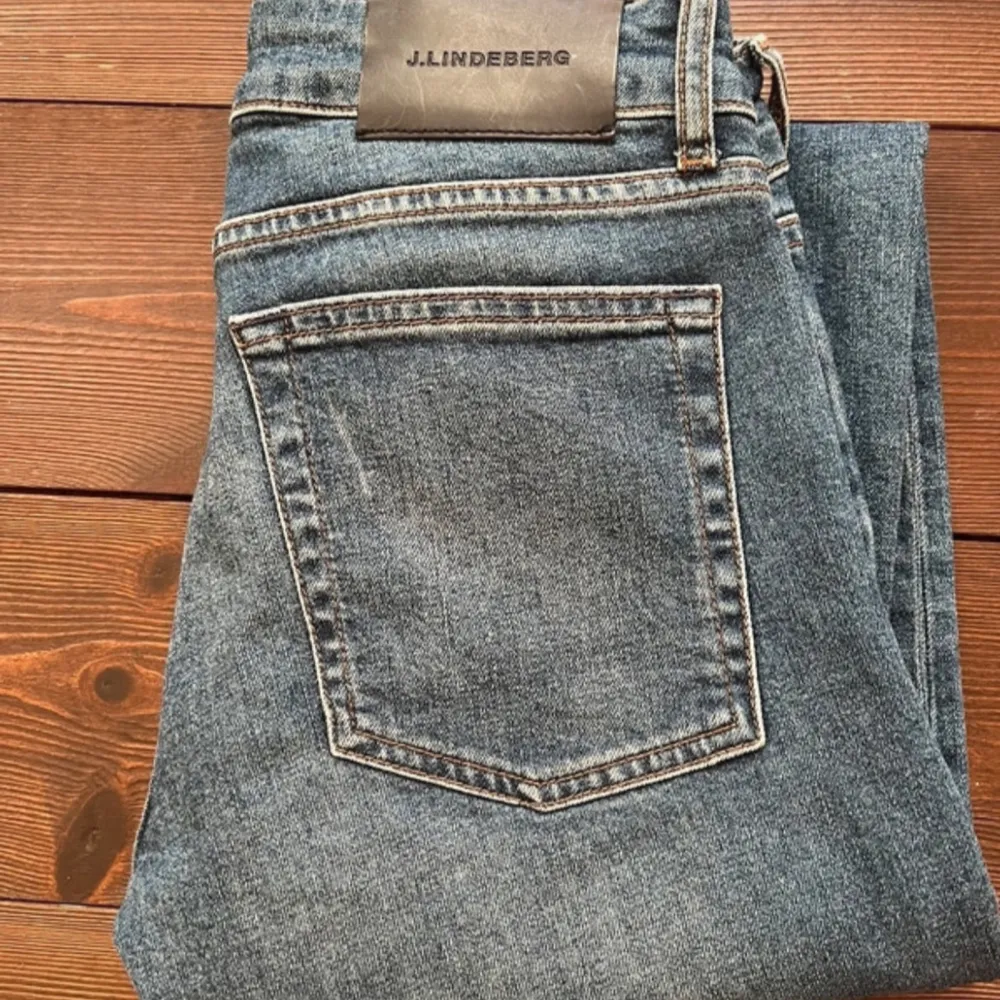 Säljer ett par snygga blå jeans från J.Lindeberg. De har en klassisk design med fem fickor och en bekväm passform. Perfekta för både vardag och fest byxorna är i slim. Och storlek är 29/32. Jeans & Byxor.