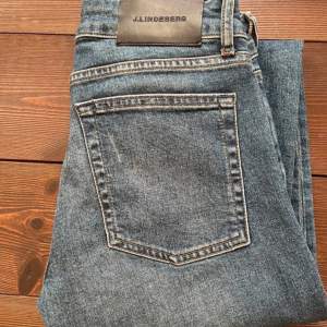 Säljer ett par snygga blå jeans från J.Lindeberg. De har en klassisk design med fem fickor och en bekväm passform. Perfekta för både vardag och fest byxorna är i slim. Och storlek är 29/32