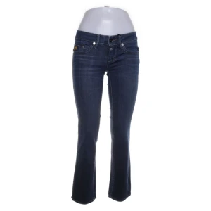 Mörkblå bootcut jeans - Säljer ett par snygga mörkblå bootcut jeans i mycket bra skick. Från G-star raw i storlek 25❤️
