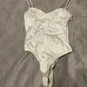 Vit body Zara - Säljer denna snygga body i storlek S från Zara!! Knappast använd🩷