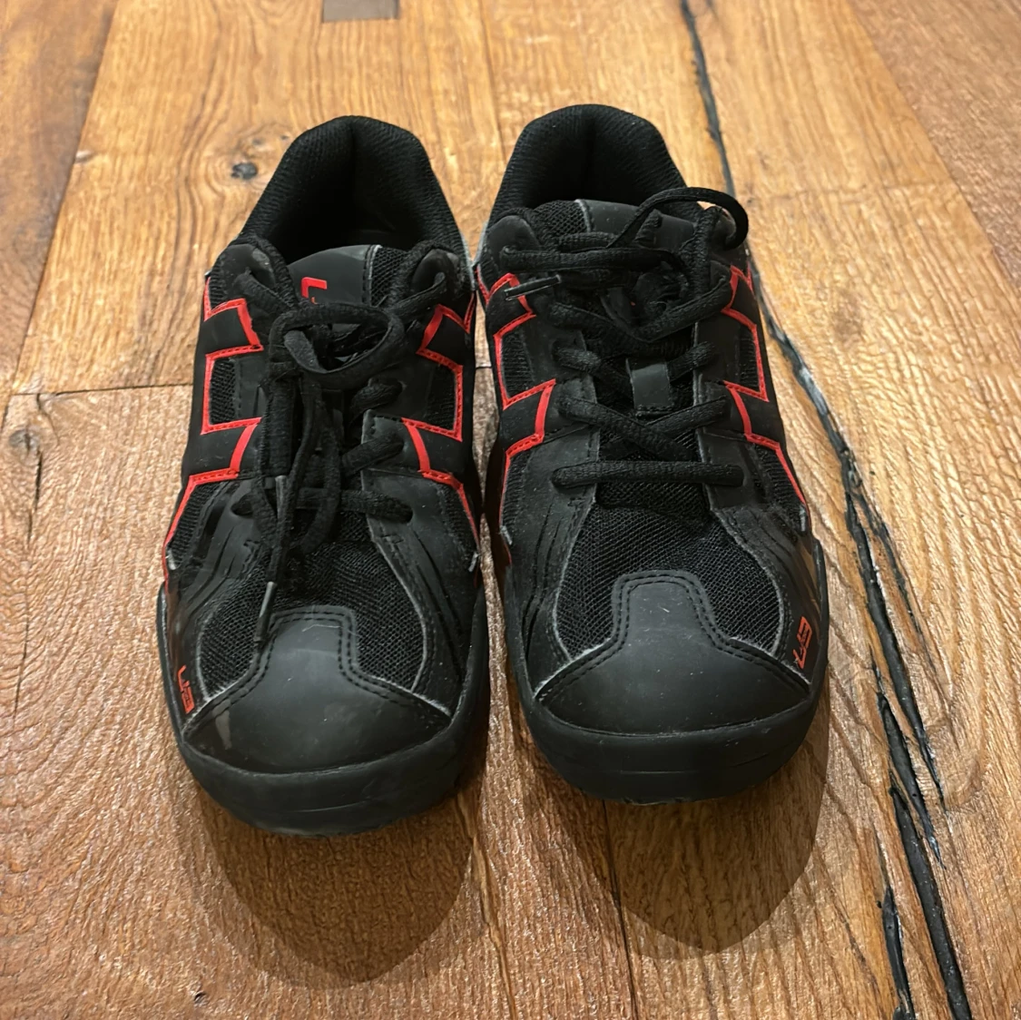 Svarta och röda sneakers från Unihoc - 90