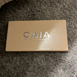 Caia palett  - Säljer denna som inte finns kvar längre! Den ena bronsern är väl använd men resten är typ endast testade 💞