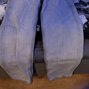 Grå jeans från Gina tricot i Perfect Jeans - Säljer ett par grå jeans från Gina tricot i Perfect Jeans i storlek 34. De har en klassisk design med knapp och dragkedja framtill. Perfekta för vardagsbruk och kan enkelt matchas med olika outfits. Passformen är normal och de är i helt nytt skick inte använda men lappen är borta. 