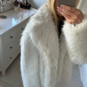 Pälsjacka - En vit as gullig päls jacka bara andvänd en gång och köpt på Plick. Inga tecken på andvänding💞(lånade bilder)