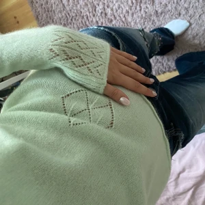 100% kashmir tröja - FRI FRAKT I ANNAN ANNONS🌟100% kashmir tröja i ljusgrön färg, inga hål och inte nopprig u super bra skick. Jätte mjuk, storlek S. Färgen är som på första bilden, de andra har lite sämre ljus!