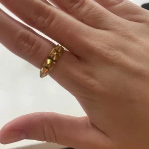 Edblad ring - Nit edblad ring, knappt andvänd super bra skick, storlek M/17.50 har ej orginalbox kvar