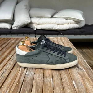 Svarta/mörk gröna sneakers från Golden Goose - Skorna är i dåligt skick men i en av skorna behövs hälen lappas om/// skriv vid minsta fundering 🙌🏼 det som kommer med är bara skorna, vid vänstra foten har de gått ett litet hål därför så billigt 