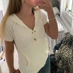 Tröja - Säljer denna jätte fina kortärmade hoodie. Storlek L men sitter som M.