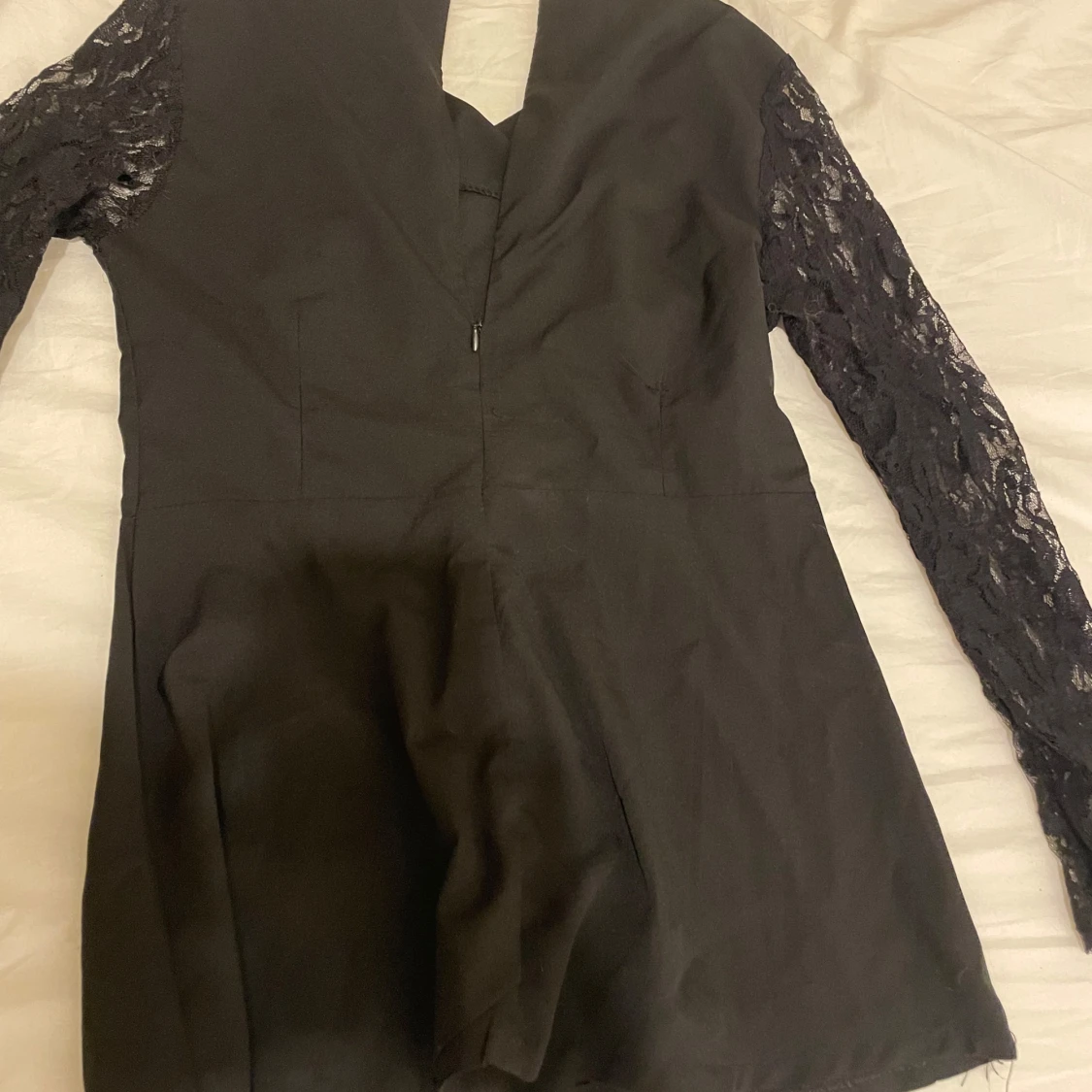 Svart blus  med spetsärmar - 90