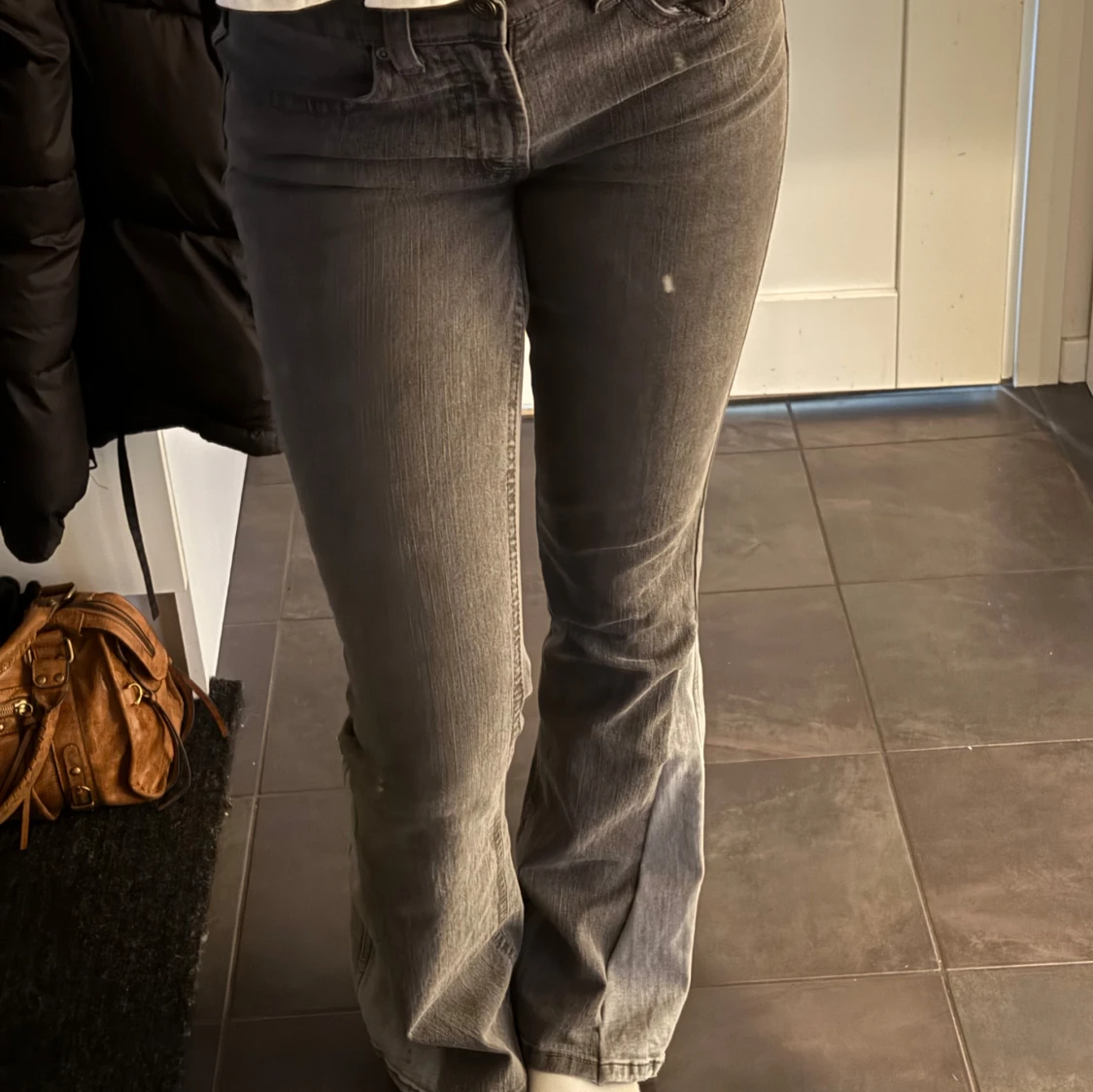 Grå jeans med broderad bakficka - 91