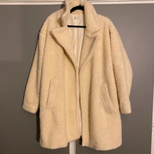 Beige teddyjacka - Mysig beige teddyjacka i mycket bra skick. Perfekt för kalla höst- och vinterdagar. Jackan har långa ärmar och knappar framtill. Den är oversized och ger en cool och avslappnad look. Superbekväm och varm!