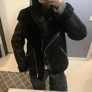 Svart skinnjacka med päls  - Jättevarm och tung skinnjacka fodrad med faux päls på hela insidan, säljer den då jag nästan aldrig använt den själv. Sitter oversized. (Kommer utan bälte), pris kan diskuteras vid snabb affär💖