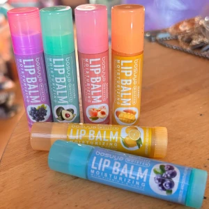 Fint set med lipbalms! - Fint set med 6 lipbalms i olika fruktsmaker med Vitamin E och honung från Bosuya i fin presentförpackning. 6 x 4,5 g. Nya! 