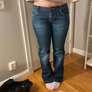 Blå bootcut jeans - Säljer ett par skitsnygga blå bootcut jeans, pris kan diskuteras 